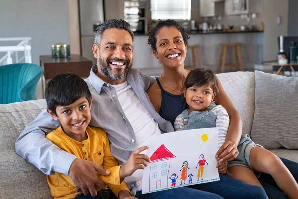 Familia Feliz, Papa, Mama Y Dos Hijos Sentados Juntos En La Sala De Su Casa