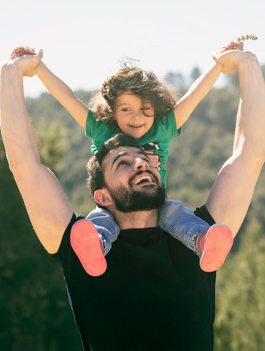 Padre Feliz Carga A Su Hijo Sobre Sus Brazos