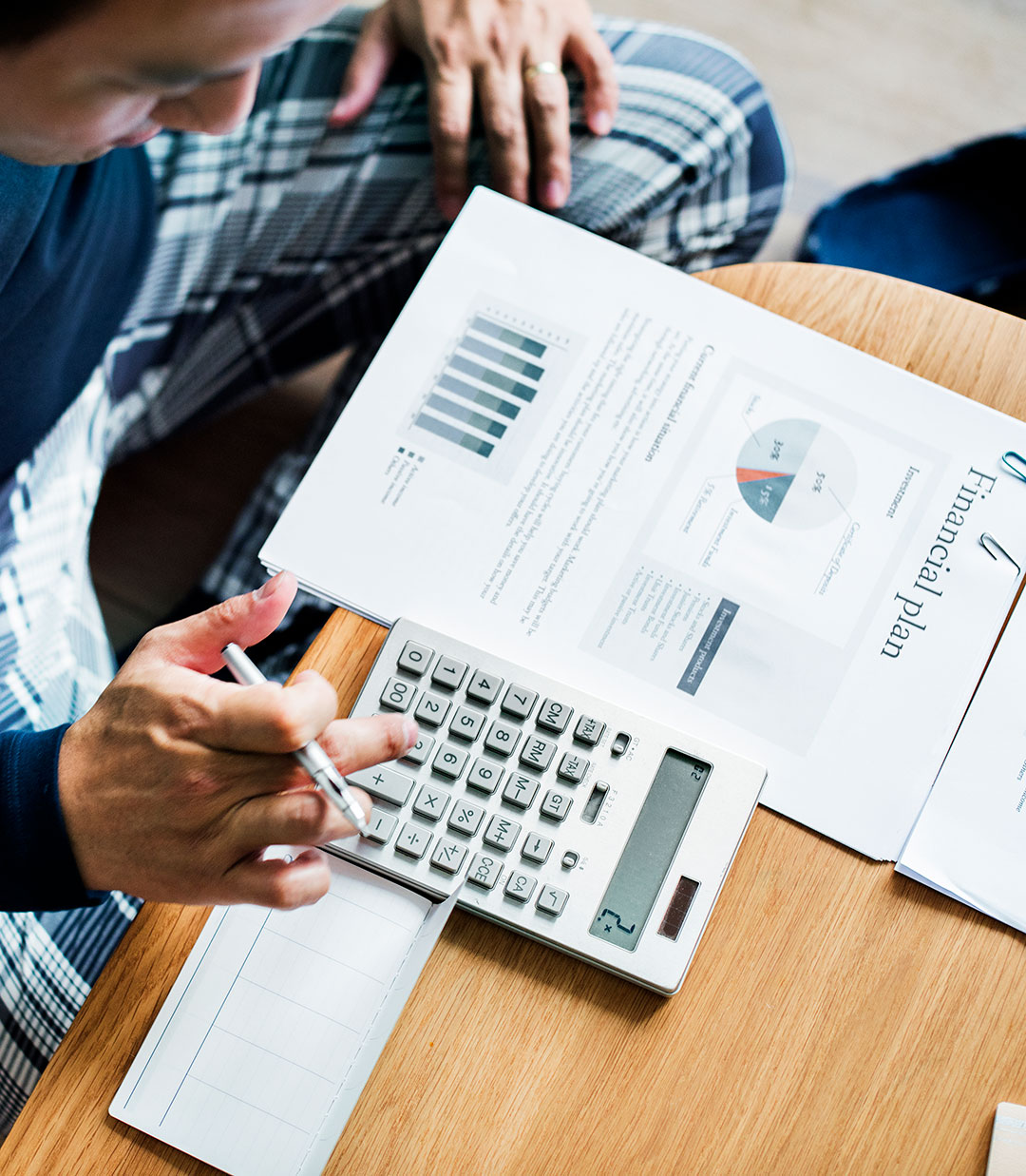 Persona con un plan financiero haciendo cálculos.
